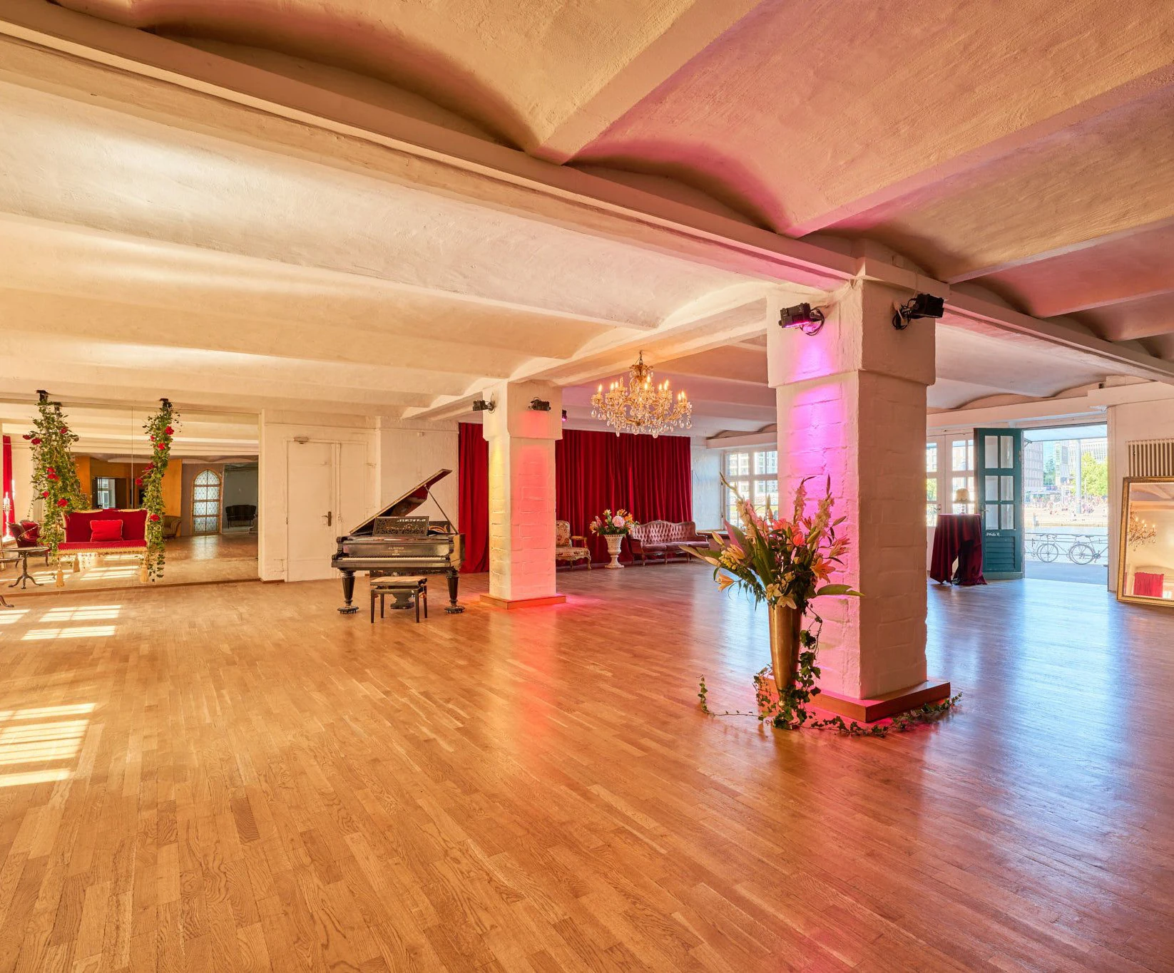 Main salon - Completed interior
